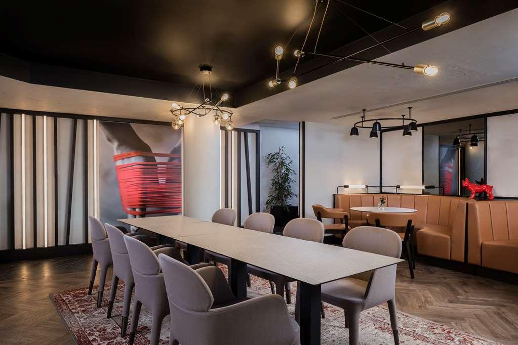 Radisson Red Hotel London Heathrow Restaurace fotografie